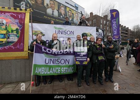 Londra, Regno Unito. 21st dicembre 2022. I lavoratori delle ambulanze si uniscono alla linea di picket fuori dalla stazione di Waterloo Ambulance nel centro di Londra durante l'azione di sciopero più grande in 30 anni. Oggi, 25.000 operatori di ambulanza escono in un'azione di sciopero coordinata da Unite, Unison e GMB sindacati in una disputa sulla retribuzione insieme con paramedici, 999 operatori di chiamata e assistenti di emergenza a 10 dei 11 trust in Inghilterra e Galles. Credit: Wiktor Szymanowicz/Alamy Live News Foto Stock