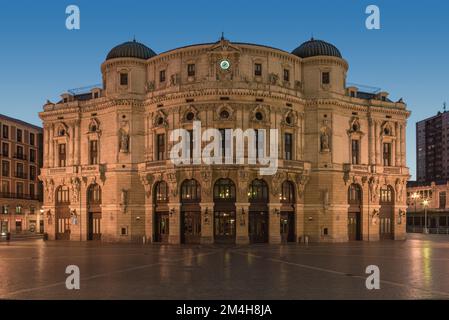 Facciata di notte con le luci accese del Teatro Arriaga nella città di Bilbao, Paesi Baschi, Spagna, Europa Foto Stock