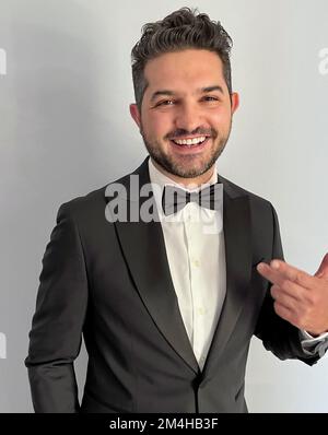 Giovane uomo in smoking nero con cravatta Foto Stock