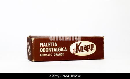 Fiala dentale vintage 1960s Dr. KNAPP medicina per il trattamento locale del dolore dentale. LA FAR – Milano (Italia) Foto Stock