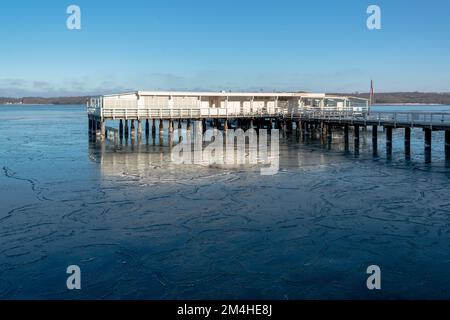 Gefrorenes Wasser an der Kieler Förde bei der Seebadeanstalt Düsterbrook Foto Stock