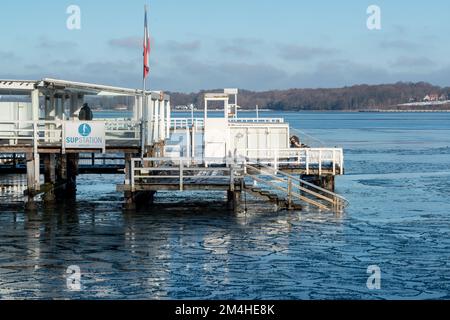 Gefrorenes Wasser an der Kieler Förde bei der Seebadeanstalt Düsterbrook Foto Stock