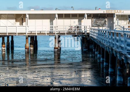 Gefrorenes Wasser an der Kieler Förde bei der Seebadeanstalt Düsterbrook Foto Stock