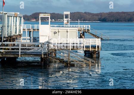 Gefrorenes Wasser an der Kieler Förde bei der Seebadeanstalt Düsterbrook Foto Stock