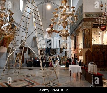 Betlemme, Cisgiordania. 21st Dec, 2022. Un operaio prepara la Chiesa della Natività per il Natale a Betlemme, in Cisgiordania, mercoledì 21 dicembre 2022. Foto di Debbie Hill/ Credit: UPI/Alamy Live News Foto Stock