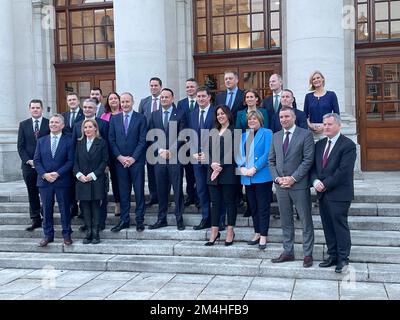 Taoiseach Leo Varadkar (centro), Tanaiste Micheal Martin (centro sinistra) e il Ministro dei Trasporti Eamon Ryan (centro destra) si trovano accanto al team di ministri minori svelati come parte del rimpasto del governo della coalizione. Data immagine: Mercoledì 21 dicembre 2022. Foto Stock