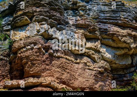 Ammira le formazioni geologiche della gola del fiume Boljetin nella Serbia orientale Foto Stock