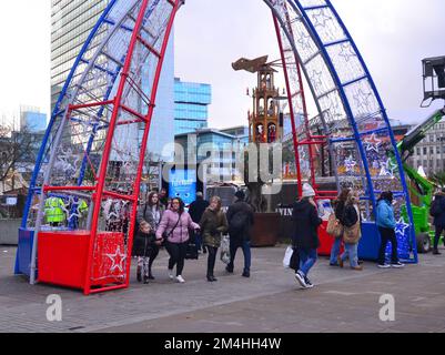 Manchester, Regno Unito, 21st dicembre 2022. Il centro di Manchester, Inghilterra, Regno Unito, è stato pieno di acquirenti natalizi in uno degli ultimi giorni di shopping prima di Natale. Persone presso l'arco decorativo ad un ingresso al mercato di Natale a Piccadilly Gardens. Dati di un recente monitor del British Retail Consortium-KPMG, le vendite al dettaglio sono salite del 4,2% rispetto all'anno di novembre. Credit: Terry Waller/Alamy Live News Foto Stock