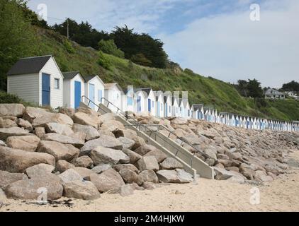 Una vista delle belle capanne sulla spiaggia di Barneville-Carteret sulla penisola di Cherbourg, Normandia, Francia, Europa Foto Stock