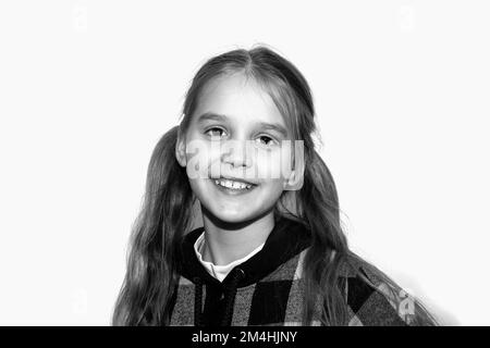 Una ragazza in una camicia a scacchi su sfondo bianco Foto in bianco e nero Foto Stock