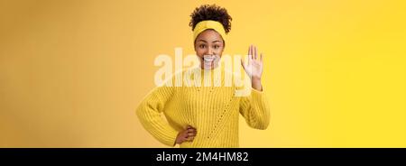 Ragazza alzando la mano volentieri disposto partecipare essere candidato dire ciao hello ondeggiante palma saluto gesto sorridente ampiamente sentire felice di accogliere volentieri Foto Stock