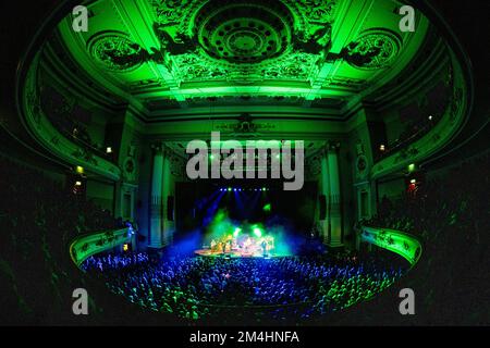 Edinburgh, Scotland, 20th December 2022, Ocean Colour Scene Perform Live at the Edinburgh Usher Hall on Tuesday 20th December 2022 Band Members: Simon Fowler : voce, chitarra acustica, chitarra elettrica, pianoforte, armonica Steve Cradock : chitarra, pianoforte, voce, basso Oscar Harrison : Voce, batteria, pianoforte, tastiere, basso Raymond Meade : basso, voce di sottofondo Foto Stock