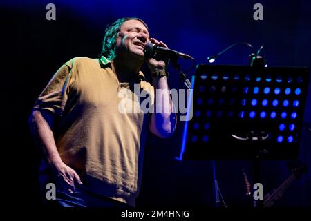 Edinburgh, Scotland, 20th December 2022, Ocean Colour Scene Perform Live at the Edinburgh Usher Hall on Tuesday 20th December 2022 Band Members: Simon Fowler : voce, chitarra acustica, chitarra elettrica, pianoforte, armonica Steve Cradock : chitarra, pianoforte, voce, basso Oscar Harrison : Voce, batteria, pianoforte, tastiere, basso Raymond Meade : basso, voce di sottofondo Foto Stock