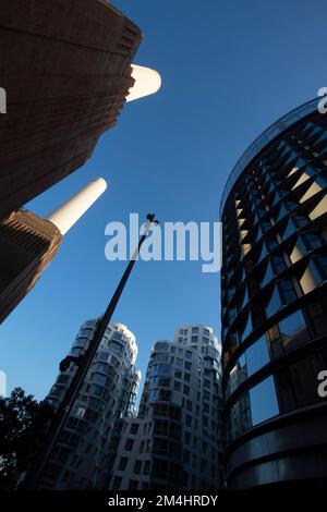 Le torri della centrale elettrica di Battersea con i blocchi di appartamenti di nuova costruzione, nove Elms, Battersea Londra, Regno Unito Foto Stock