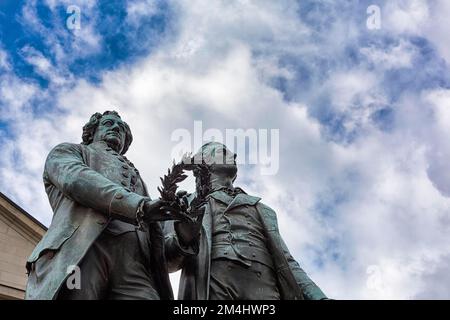 Monumento a Goethe-Schiller, doppia statua in bronzo dei poeti tedeschi Johann Wolfgang von Goethe e Friedrich von Schiller, scultore Ernst Rietschel Foto Stock