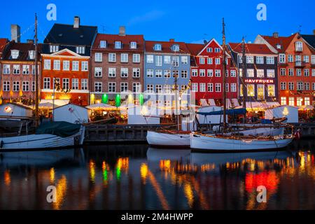 Canale Nyhavn al tramonto, ora di Natale, Nyhavn Copenaghen, Danimarca Foto Stock