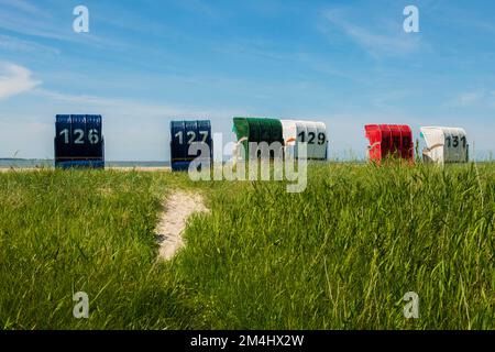 Sedie a sdraio sulla spiaggia sabbiosa, Hooksiel, Wangerland, Frisia orientale, bassa Sassonia, Germania Foto Stock