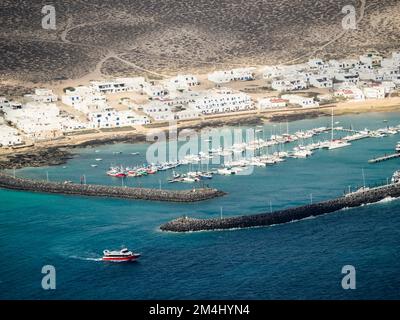 Traghetto in partenza da Caleta del Sebo, isola di la Graciosa, vista da Mirador del Rio, Lanzarote, Isole Canarie, Spagna, Europa Foto Stock