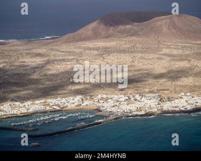 Caleta del Sebo, isola di la Graciosa, vista da Mirador del Rio, Lanzarote, Isole Canarie, Spagna, Europa Foto Stock