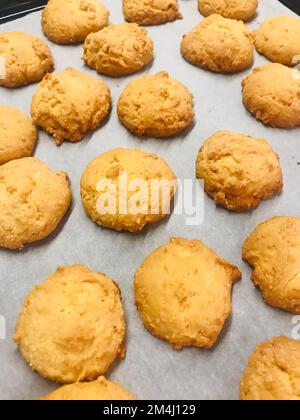 Cottura dei biscotti sulla carta bianca Foto Stock