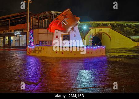 Decorazione natalizia nella fontana Ronquillo che emula una pentola di rame nel mezzo delle strade del centro della vecchia Cananea a sonora Messico. (Foto di North Photo) Decoracion de navidad en la fuente el Ronquillo que emula una olla de Cobre en medio de las calles del centro de Cananea viejo en sonora Mexico. (Foto por Norte foto) Foto Stock