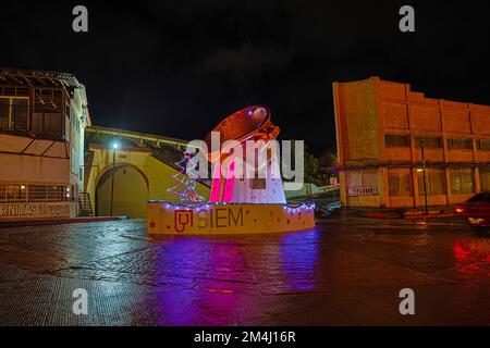 Decorazione natalizia nella fontana Ronquillo che emula una pentola di rame nel mezzo delle strade del centro della vecchia Cananea a sonora Messico. (Foto di North Photo) Decoracion de navidad en la fuente el Ronquillo que emula una olla de Cobre en medio de las calles del centro de Cananea viejo en sonora Mexico. (Foto por Norte foto) Foto Stock