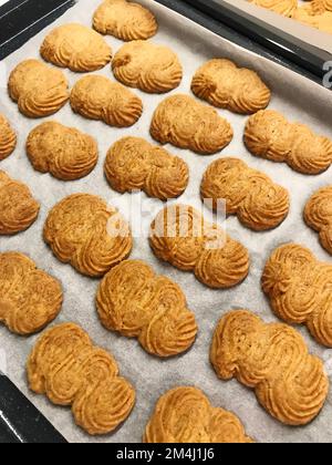 Cottura dei biscotti sulla carta bianca Foto Stock