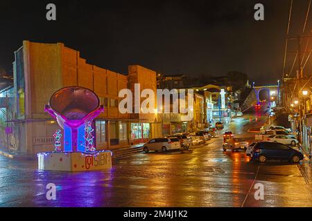 Decorazione natalizia nella fontana Ronquillo che emula una pentola di rame nel mezzo delle strade del centro della vecchia Cananea a sonora Messico. (Foto di North Photo) Decoracion de navidad en la fuente el Ronquillo que emula una olla de Cobre en medio de las calles del centro de Cananea viejo en sonora Mexico. (Foto por Norte foto) Foto Stock