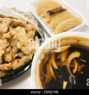 Un set di Tangsuyuk (maiale agrodolce) con salsa e mandu (gnocchi fritti) in Corea del Sud Foto Stock