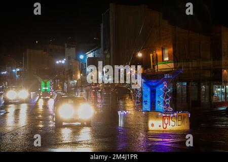 Decorazione natalizia nella fontana Ronquillo che emula una pentola di rame nel mezzo delle strade del centro della vecchia Cananea a sonora Messico. (Foto di North Photo) Decoracion de navidad en la fuente el Ronquillo que emula una olla de Cobre en medio de las calles del centro de Cananea viejo en sonora Mexico. (Foto por Norte foto) Foto Stock