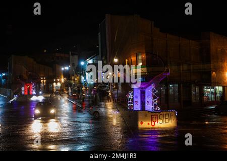 Decorazione natalizia nella fontana Ronquillo che emula una pentola di rame nel mezzo delle strade del centro della vecchia Cananea a sonora Messico. (Foto di North Photo) Decoracion de navidad en la fuente el Ronquillo que emula una olla de Cobre en medio de las calles del centro de Cananea viejo en sonora Mexico. (Foto por Norte foto) Foto Stock