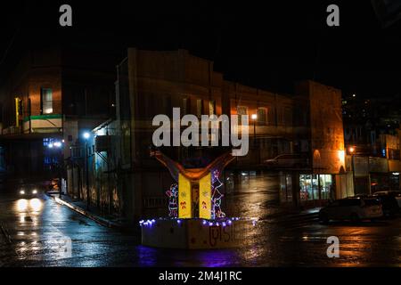 Decorazione natalizia nella fontana Ronquillo che emula una pentola di rame nel mezzo delle strade del centro della vecchia Cananea a sonora Messico. (Foto di North Photo) Decoracion de navidad en la fuente el Ronquillo que emula una olla de Cobre en medio de las calles del centro de Cananea viejo en sonora Mexico. (Foto por Norte foto) Foto Stock