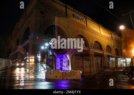 Decorazione natalizia nella fontana Ronquillo che emula una pentola di rame nel mezzo delle strade del centro della vecchia Cananea a sonora Messico. (Foto di North Photo) Decoracion de navidad en la fuente el Ronquillo que emula una olla de Cobre en medio de las calles del centro de Cananea viejo en sonora Mexico. (Foto por Norte foto) Foto Stock