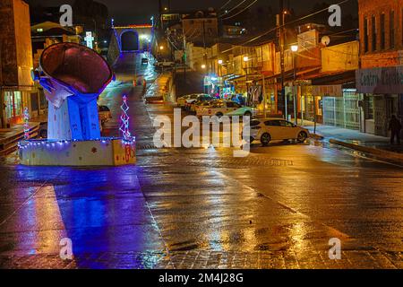 Decorazione natalizia nella fontana Ronquillo che emula una pentola di rame nel mezzo delle strade del centro della vecchia Cananea a sonora Messico. (Foto di North Photo) Decoracion de navidad en la fuente el Ronquillo que emula una olla de Cobre en medio de las calles del centro de Cananea viejo en sonora Mexico. (Foto por Norte foto) Foto Stock