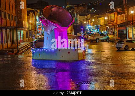 Decorazione natalizia nella fontana Ronquillo che emula una pentola di rame nel mezzo delle strade del centro della vecchia Cananea a sonora Messico. (Foto di North Photo) Decoracion de navidad en la fuente el Ronquillo que emula una olla de Cobre en medio de las calles del centro de Cananea viejo en sonora Mexico. (Foto por Norte foto) Foto Stock