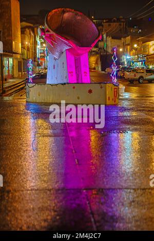 Decorazione natalizia nella fontana Ronquillo che emula una pentola di rame nel mezzo delle strade del centro della vecchia Cananea a sonora Messico. (Foto di North Photo) Decoracion de navidad en la fuente el Ronquillo que emula una olla de Cobre en medio de las calles del centro de Cananea viejo en sonora Mexico. (Foto por Norte foto) Foto Stock