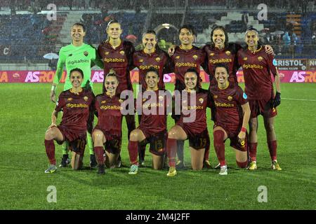 COME Roma Team durante la quinta giornata della fase di gruppo della UEFA Women's Champions League, Gruppo B, tra A.S. Roma e SKN St Polten Frauen, allo Stadio Domenico Franioni il 16 dicembre 2022 a Latina. Foto Stock