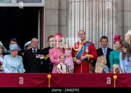 Royal Family sul balcone per il Queens Birthday Flypast dopo aver Trooping the Colour 2017 nel Mall, Londra. Royals. Catherine, William e bambini Foto Stock