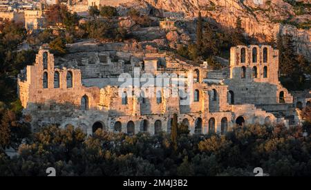 Odeon di Erode Attico, antico punto di riferimento turistico sull'Acropoli di Atene, crepuscolo, Atene, Grecia Foto Stock