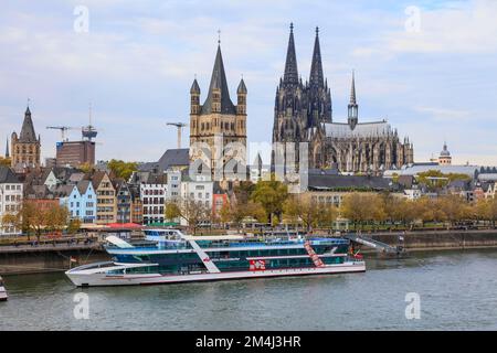 Vista dal ponte Deutz attraverso il Reno fino alle rive del Reno a Leystapel con la barca escursione RheinFantasie della KD Koeln Foto Stock