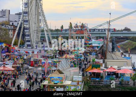 Festa popolare autunnale sulle rive del Reno a Deutz, Reno, Colonia, Renania settentrionale-Vestfalia, Germania Foto Stock