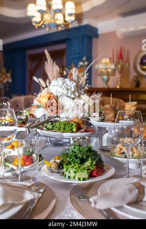 verdure a fette assortite sul tavolo in un ristorante in una vacanza Foto Stock