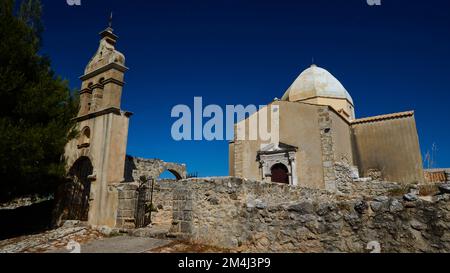 Montagna vicino a Zante città, Monte Yves, monastero sulla cima, Panagia Skopiotissa, rovine del 15th ° secolo d.C., antico tempio di Artemis, blu Foto Stock