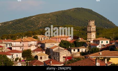 Villaggio di Kiliomenos, vista villaggio, alta torre quadrata della chiesa, guglia esagonale, isola di Zante, Isole IONIE, Grecia Foto Stock