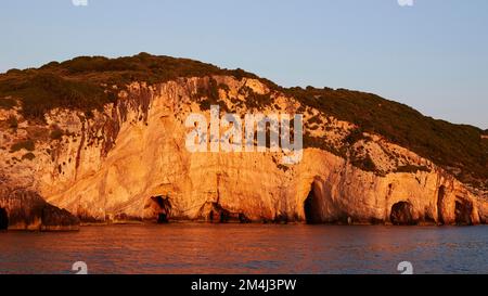 Grotte blu, luce del mattino, costa rocciosa, costa nord-est, cielo blu senza nuvole, Isola di Zante, Isole IONIE, Grecia Foto Stock