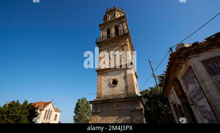 Villaggio di Kiliomenos, torre della chiesa quadrata, guglia esagonale, cielo azzurro, isola di Zante, Isole IONIE, Grecia Foto Stock