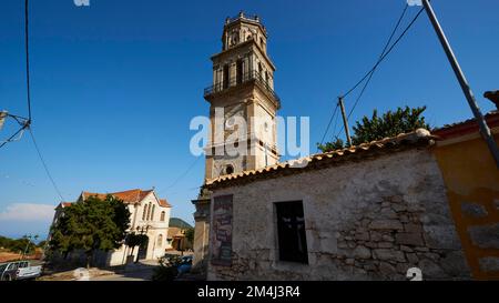 Villaggio di Kiliomenos, torre della chiesa quadrata, guglia esagonale, cielo blu quasi senza nuvole, isola di Zante, Isole IONIE, Grecia Foto Stock