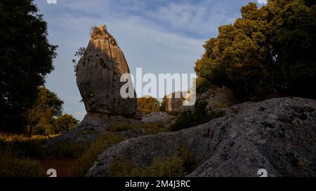 Monolite, villaggio di Anogi, cielo blu con nuvole bianche, isola di Ithaca, Isole IONIE, Grecia Foto Stock