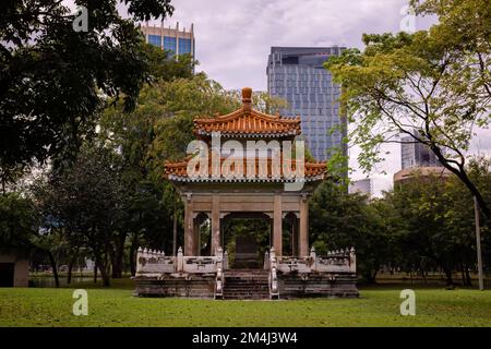 Padiglione in stile asiatico nel parco Lumpini. Bangkok, Thailandia. Foto Stock