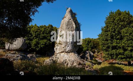 Monolite, villaggio di Anogi, cielo azzurro, isola di Ithaca, Isole IONIE, Grecia Foto Stock